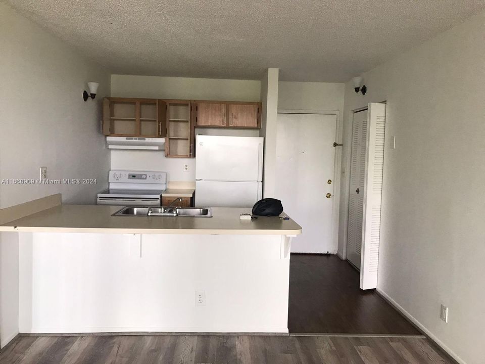 For Rent: $1,600 (1 beds, 1 baths, 619 Square Feet)