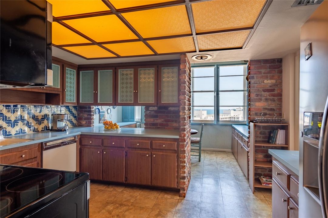 For Sale: $1,100,000 (2 beds, 2 baths, 2115 Square Feet)