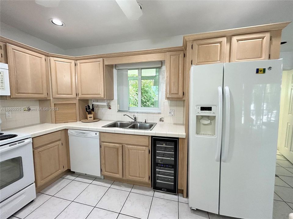 For Rent: $3,400 (2 beds, 2 baths, 1249 Square Feet)