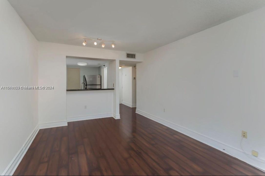 For Rent: $2,200 (1 beds, 1 baths, 593 Square Feet)