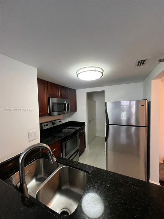 For Rent: $2,200 (1 beds, 1 baths, 593 Square Feet)