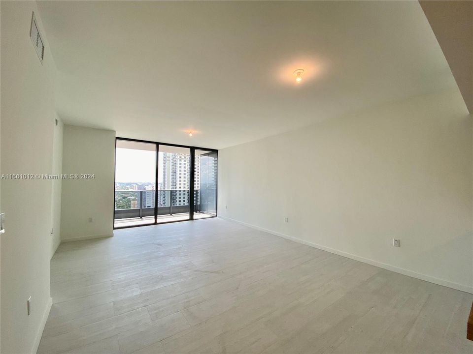 For Sale: $875,000 (1 beds, 1 baths, 906 Square Feet)