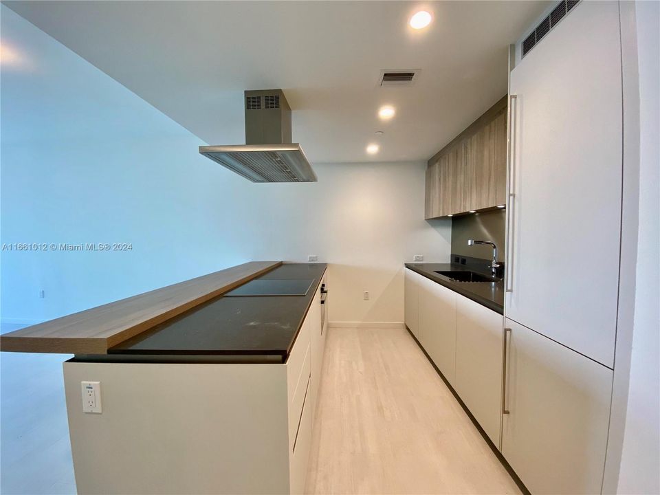 For Sale: $875,000 (1 beds, 1 baths, 906 Square Feet)