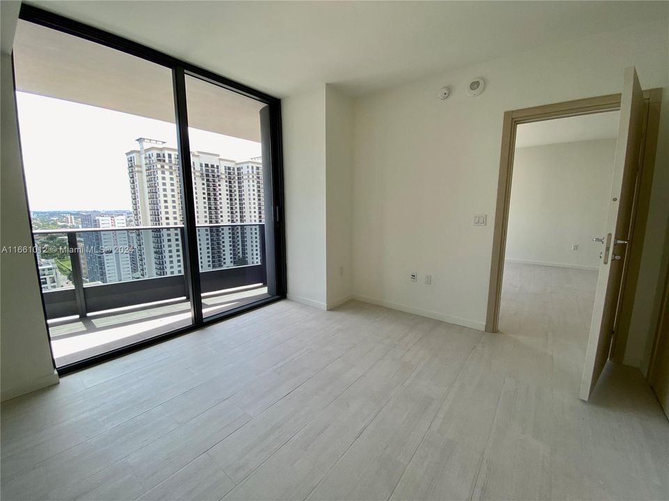 For Sale: $875,000 (1 beds, 1 baths, 906 Square Feet)