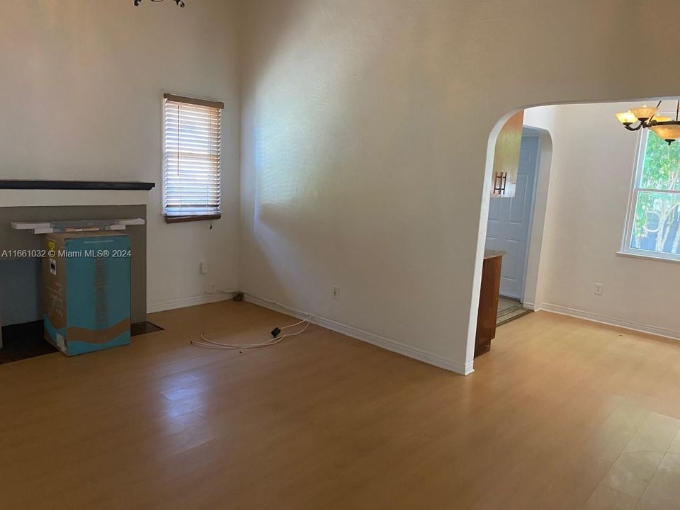 For Rent: $2,650 (3 beds, 1 baths, 1600 Square Feet)