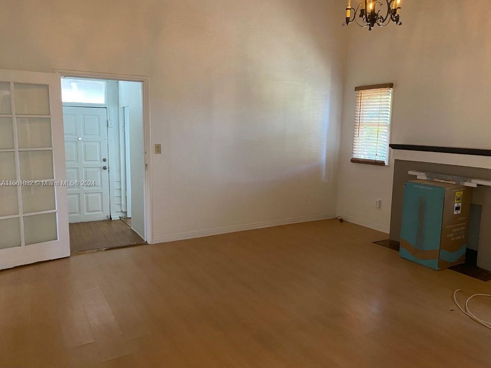 For Rent: $2,650 (3 beds, 1 baths, 1600 Square Feet)