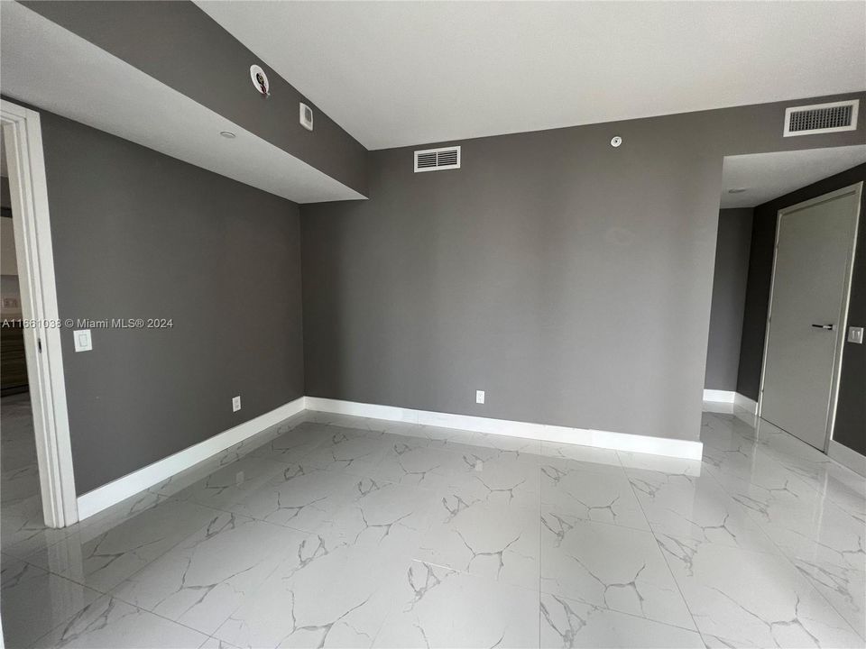 For Rent: $3,550 (1 beds, 1 baths, 716 Square Feet)