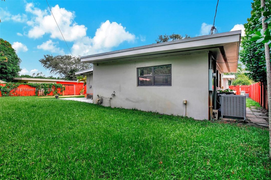 For Sale: $999,000 (3 beds, 3 baths, 1974 Square Feet)