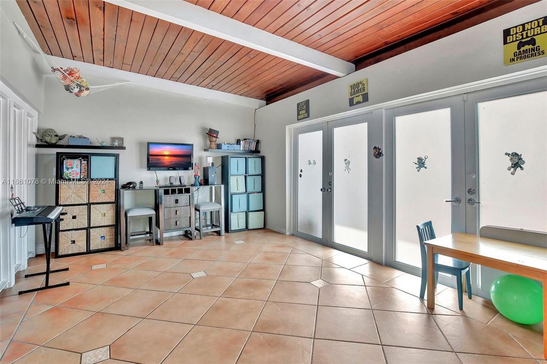 En Venta: $999,000 (3 camas, 3 baños, 1974 Pies cuadrados)