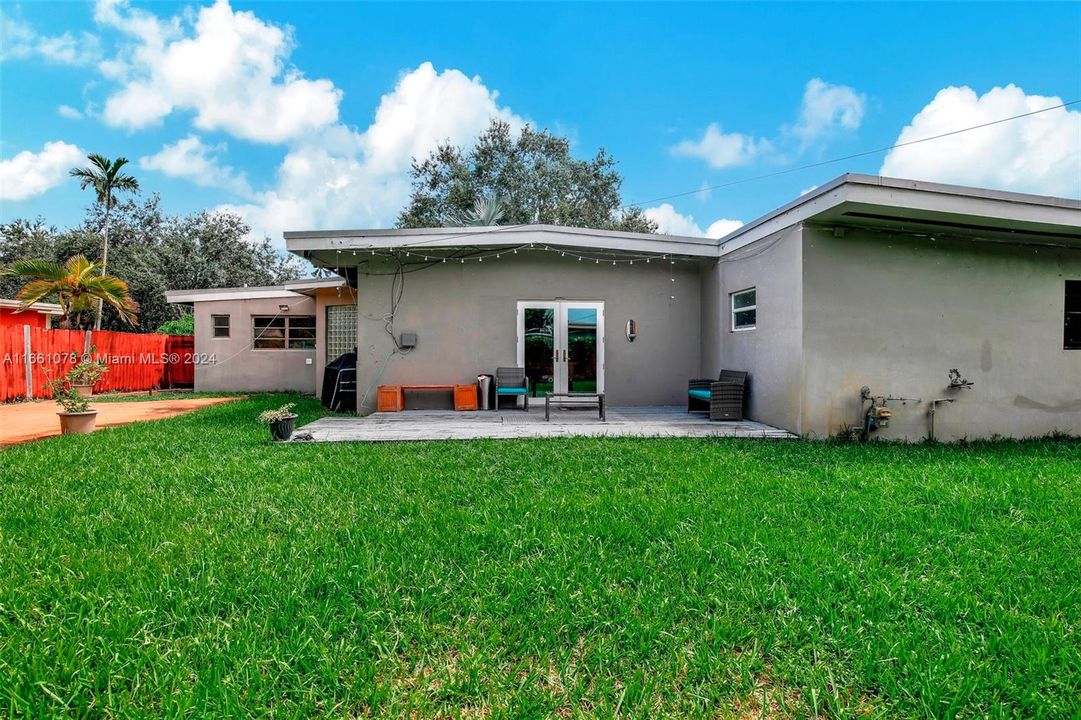 For Sale: $999,000 (3 beds, 3 baths, 1974 Square Feet)