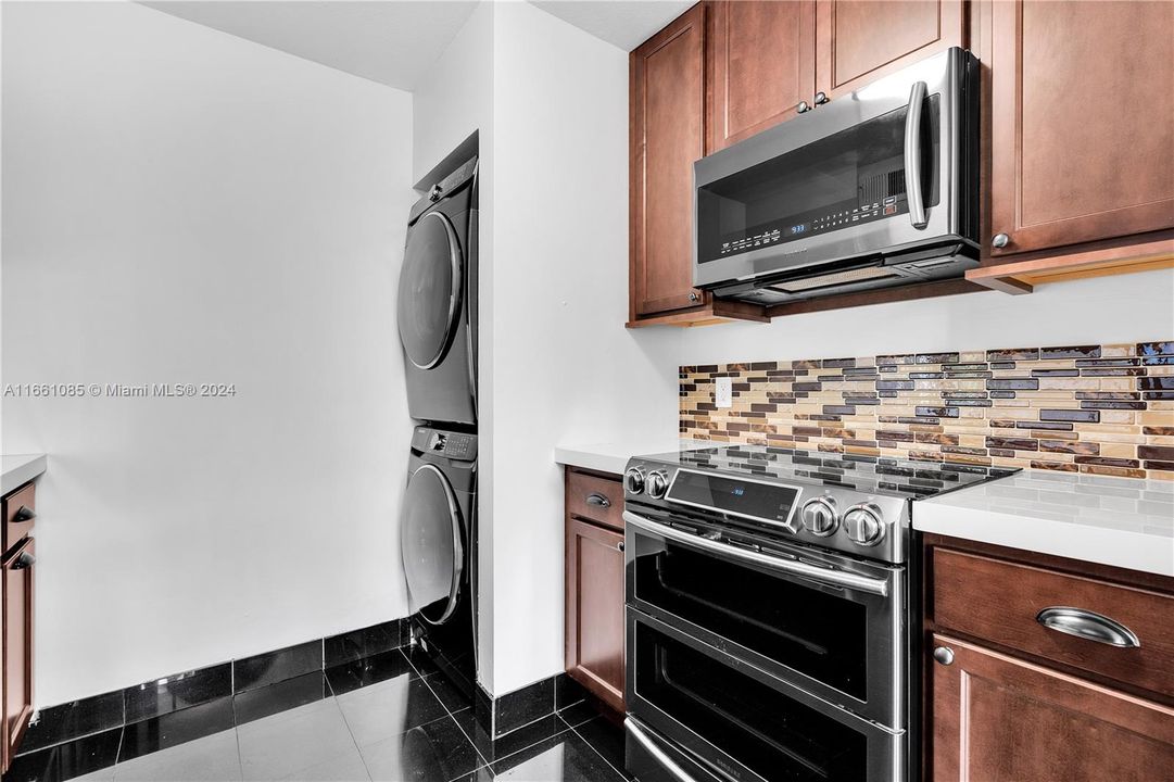 For Sale: $279,999 (2 beds, 2 baths, 985 Square Feet)