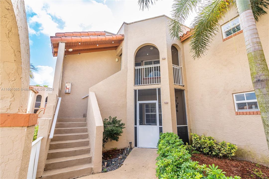 For Sale: $279,999 (2 beds, 2 baths, 985 Square Feet)