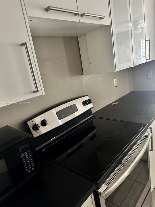 Active With Contract: $2,200 (2 beds, 2 baths, 747 Square Feet)