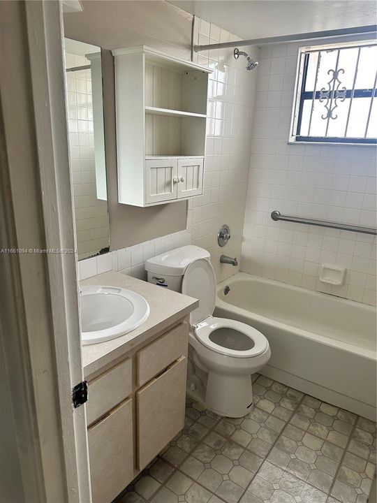 Active With Contract: $2,200 (2 beds, 2 baths, 747 Square Feet)