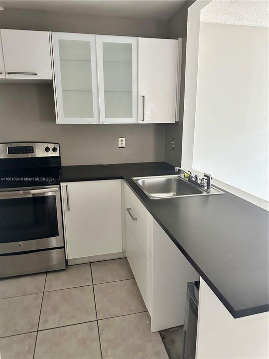 Active With Contract: $2,200 (2 beds, 2 baths, 747 Square Feet)