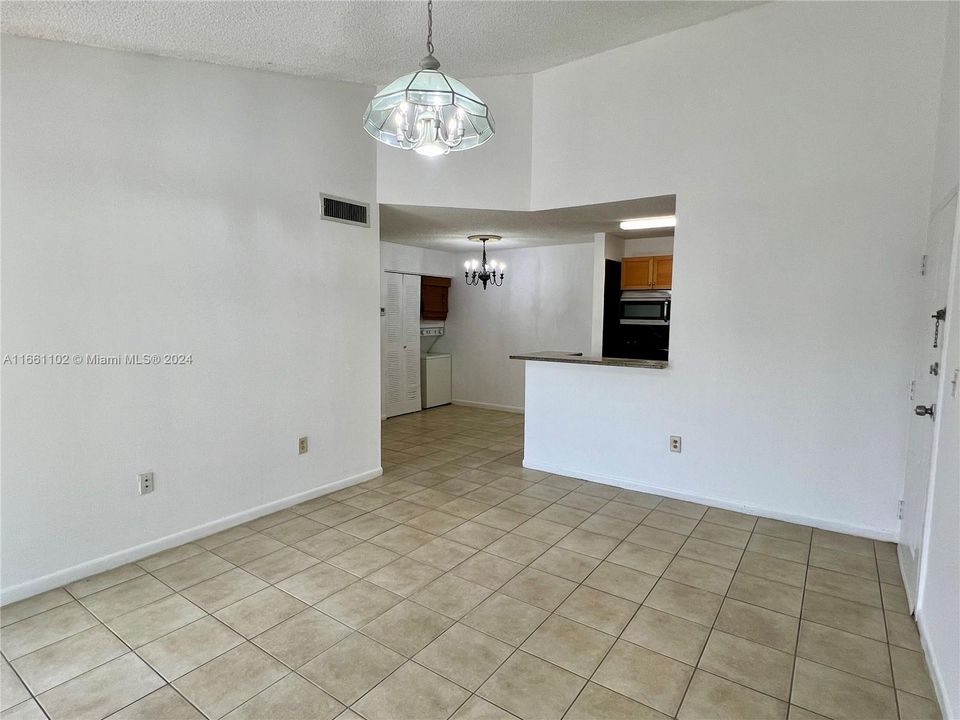 For Rent: $2,200 (2 beds, 2 baths, 883 Square Feet)