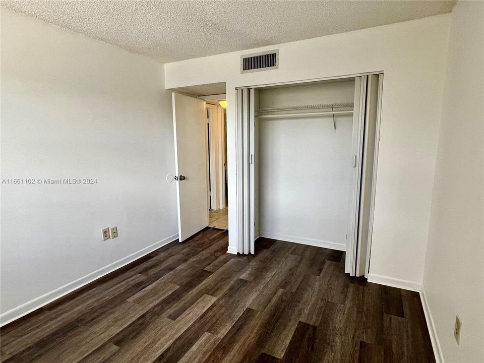 For Rent: $2,200 (2 beds, 2 baths, 883 Square Feet)