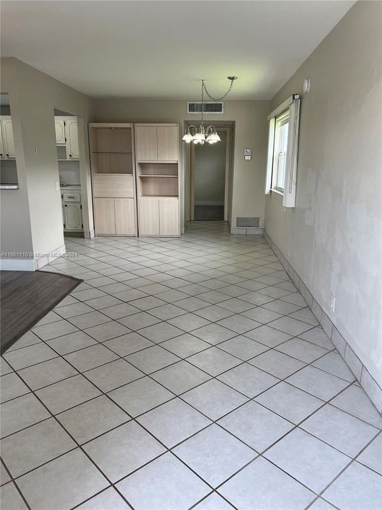 For Rent: $1,350 (1 beds, 1 baths, 726 Square Feet)