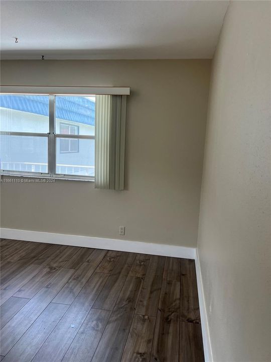 For Rent: $1,350 (1 beds, 1 baths, 726 Square Feet)