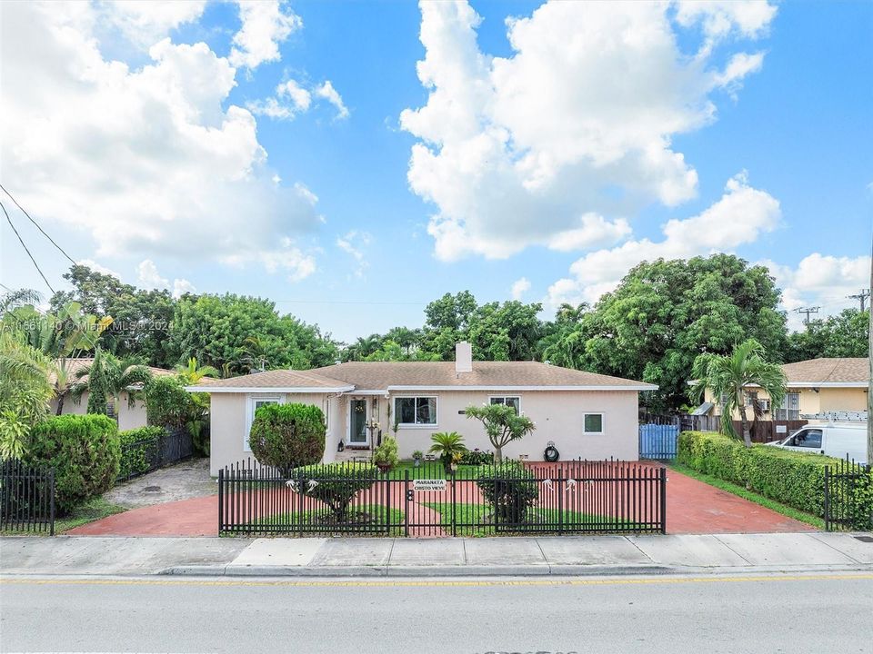 For Sale: $819,900 (4 beds, 2 baths, 1457 Square Feet)