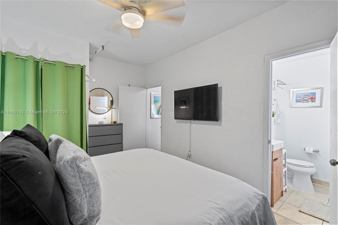 For Sale: $399,000 (1 beds, 1 baths, 410 Square Feet)