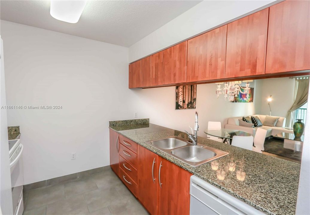 For Sale: $520,000 (1 beds, 1 baths, 818 Square Feet)