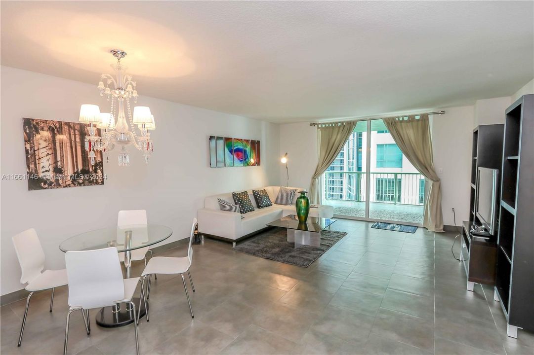 For Sale: $520,000 (1 beds, 1 baths, 818 Square Feet)