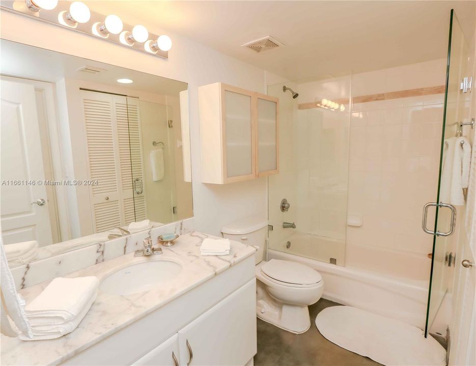 For Sale: $520,000 (1 beds, 1 baths, 818 Square Feet)