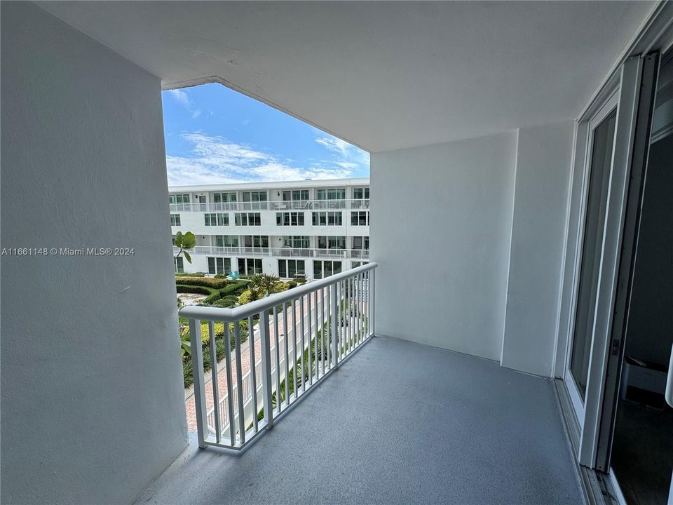 For Sale: $495,000 (1 beds, 1 baths, 770 Square Feet)