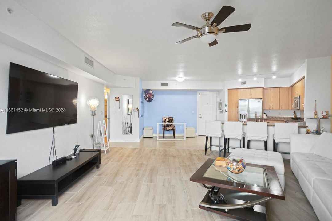 For Sale: $349,900 (1 beds, 1 baths, 939 Square Feet)