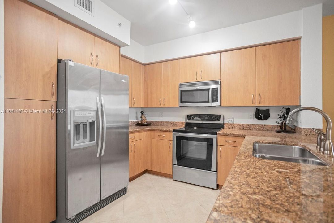 For Sale: $349,900 (1 beds, 1 baths, 939 Square Feet)