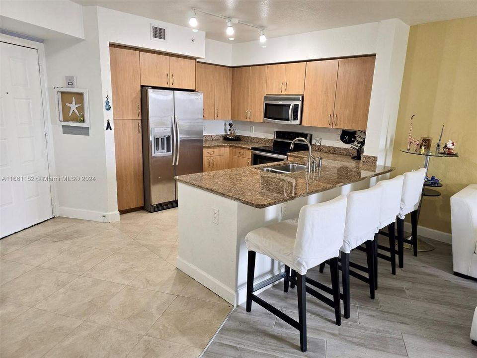 For Sale: $349,900 (1 beds, 1 baths, 939 Square Feet)