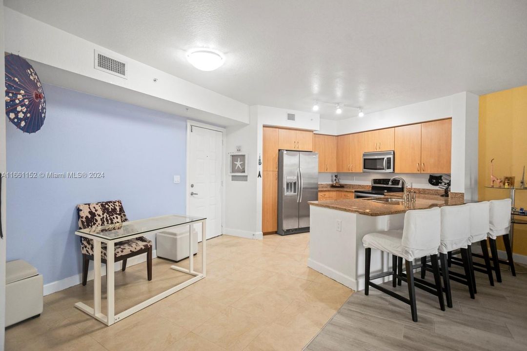 For Sale: $349,900 (1 beds, 1 baths, 939 Square Feet)