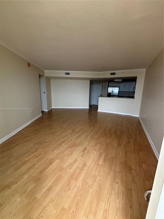 For Rent: $2,400 (1 beds, 1 baths, 860 Square Feet)