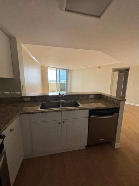 For Rent: $2,400 (1 beds, 1 baths, 860 Square Feet)