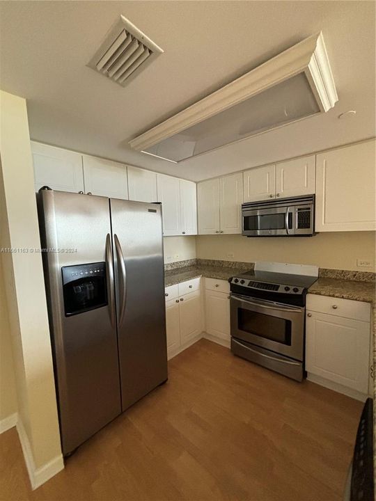 For Rent: $2,400 (1 beds, 1 baths, 860 Square Feet)