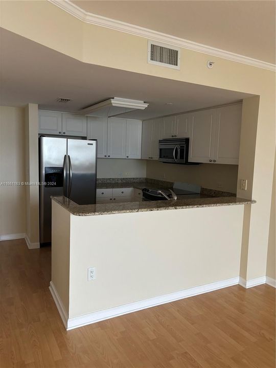 For Rent: $2,400 (1 beds, 1 baths, 860 Square Feet)