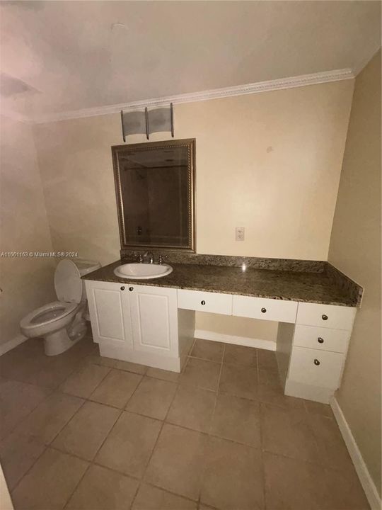 For Rent: $2,400 (1 beds, 1 baths, 860 Square Feet)