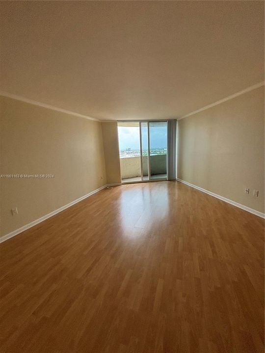 For Rent: $2,400 (1 beds, 1 baths, 860 Square Feet)