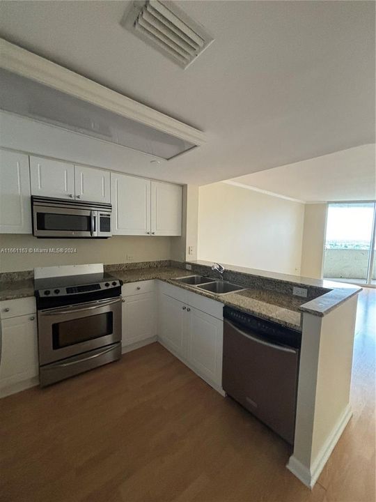 For Rent: $2,400 (1 beds, 1 baths, 860 Square Feet)