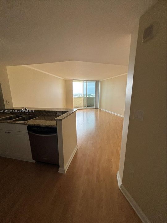 For Rent: $2,400 (1 beds, 1 baths, 860 Square Feet)