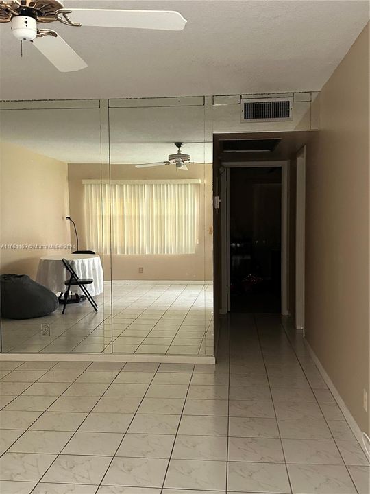 For Rent: $1,900 (2 beds, 1 baths, 820 Square Feet)