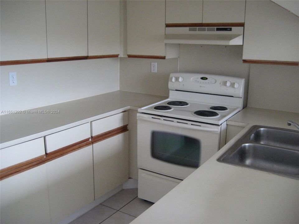 For Rent: $2,400 (2 beds, 2 baths, 1156 Square Feet)