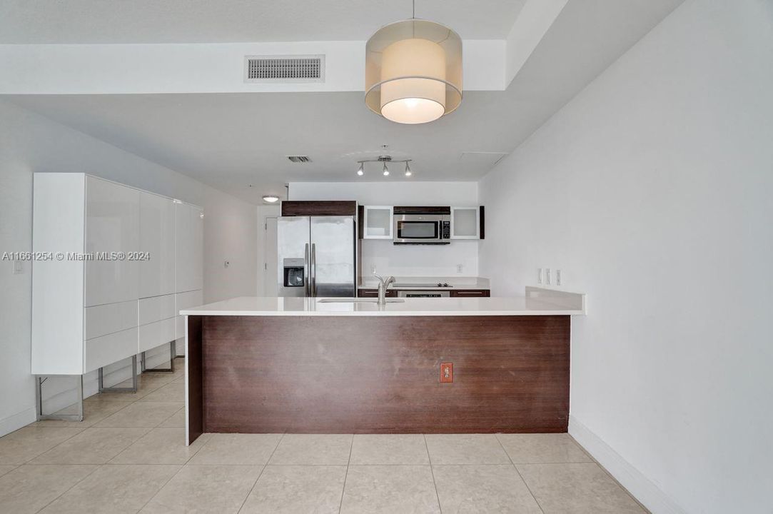 For Sale: $435,000 (1 beds, 1 baths, 838 Square Feet)