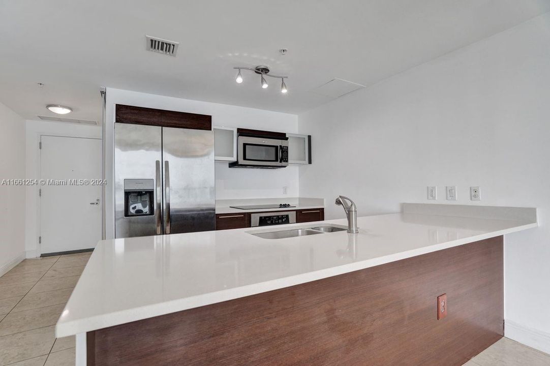 For Sale: $435,000 (1 beds, 1 baths, 838 Square Feet)