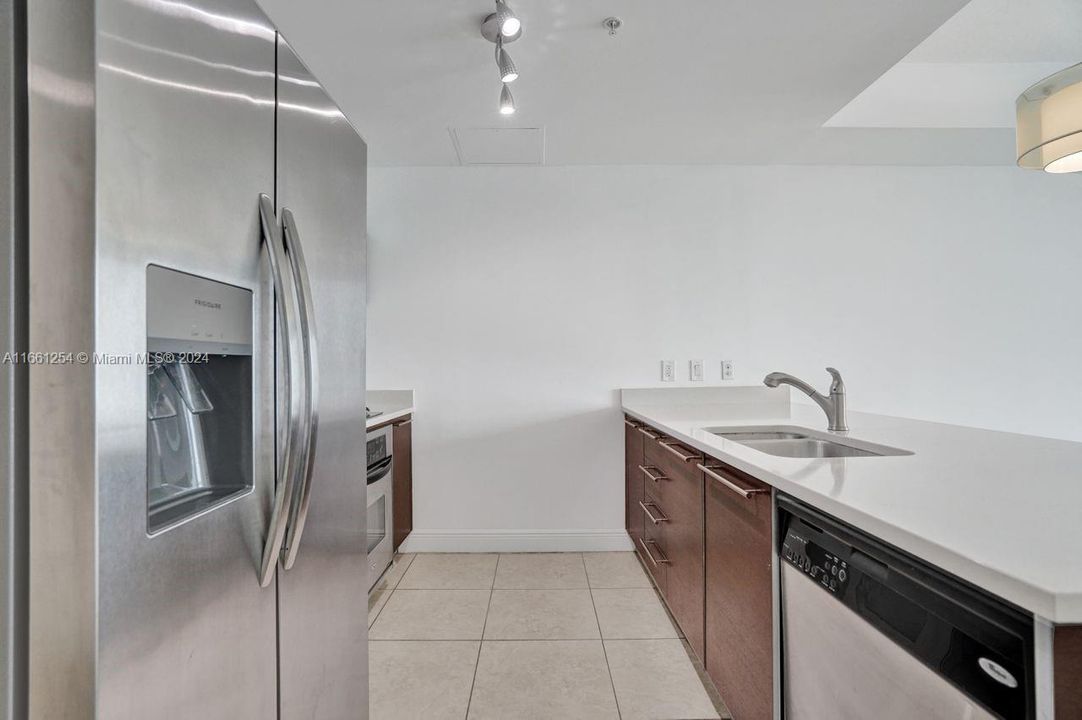 For Sale: $435,000 (1 beds, 1 baths, 838 Square Feet)