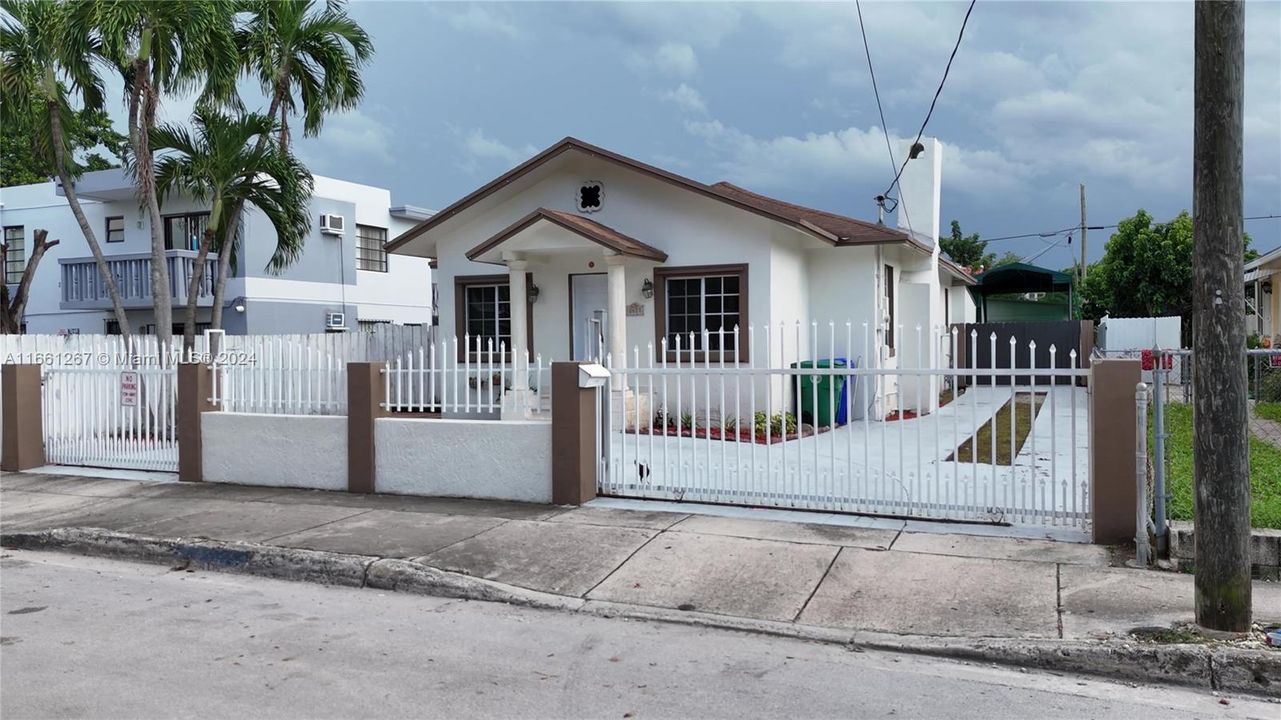 En Venta: $720,000 (3 camas, 2 baños, 1309 Pies cuadrados)