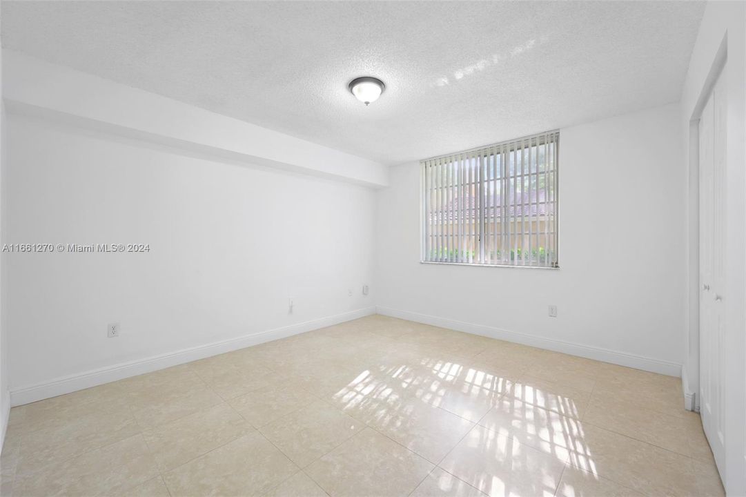 For Sale: $240,000 (1 beds, 1 baths, 700 Square Feet)