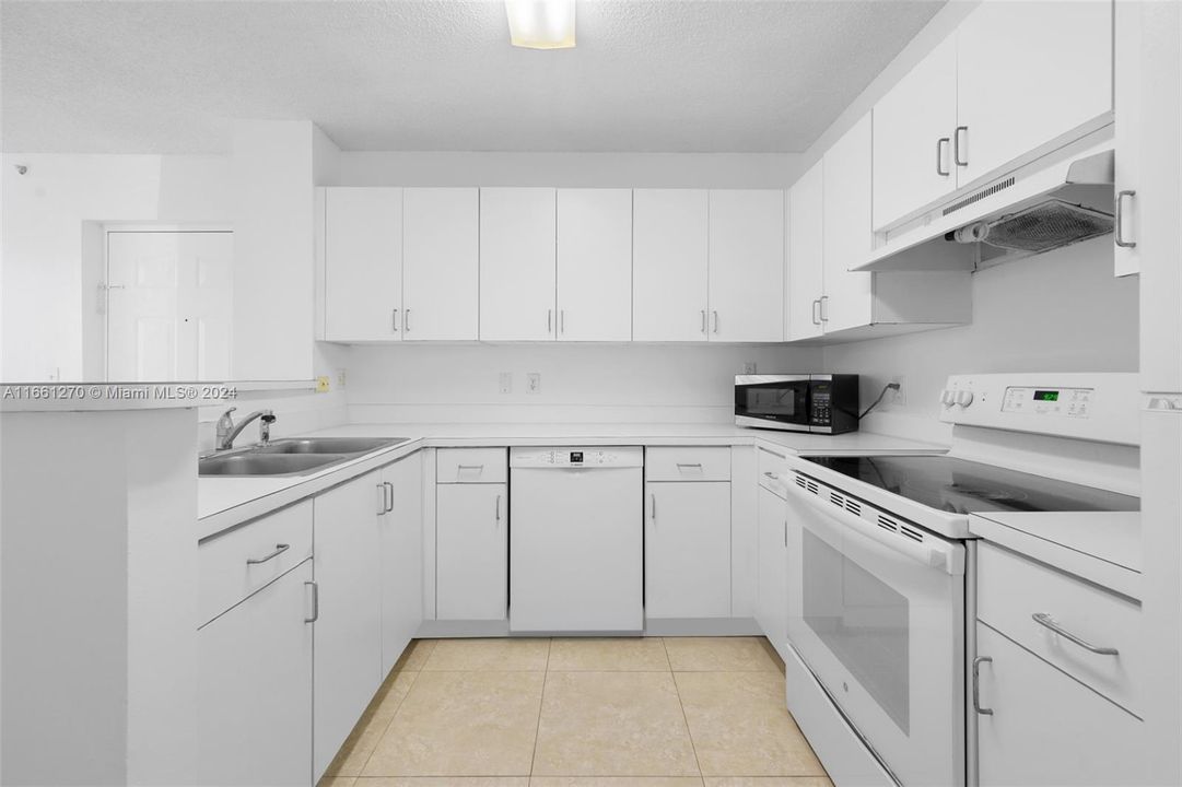 For Sale: $240,000 (1 beds, 1 baths, 700 Square Feet)