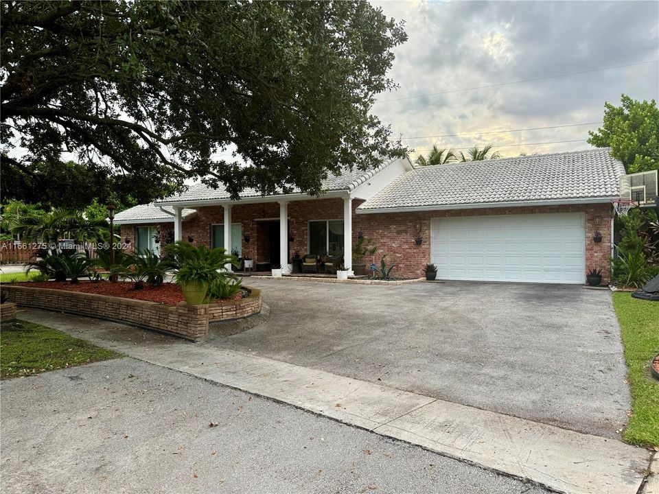 For Sale: $830,000 (4 beds, 2 baths, 2741 Square Feet)